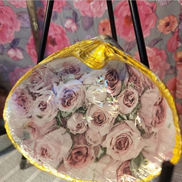 DECOUPAGE CLAM SHELL DECOUPAGE PINK ROSES ON A CLAM SHELL TRINKET DISH - Picture 3 of 10